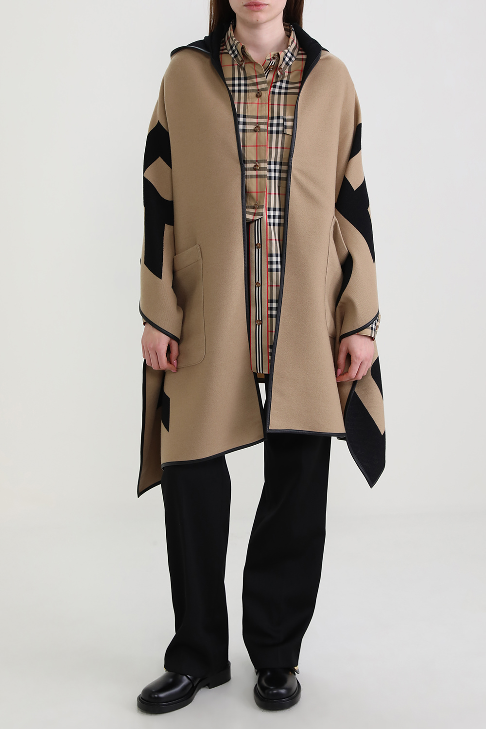 תמונת כל הלוק של שכמייה מצמר